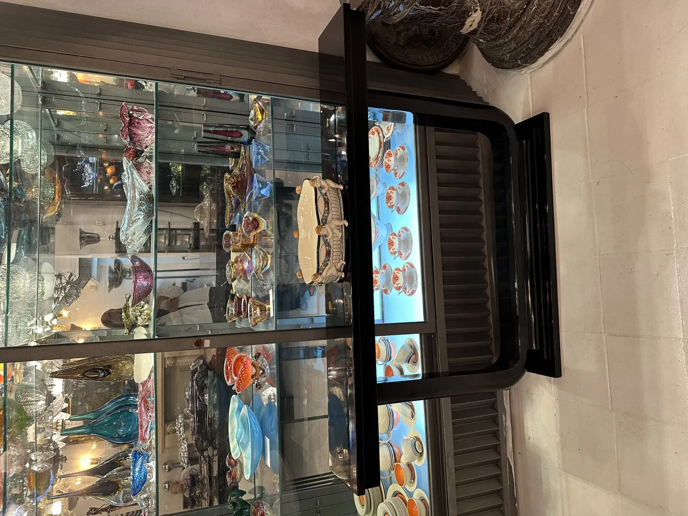 Vitrine avec céramiques décoratives antiques colorées et variées