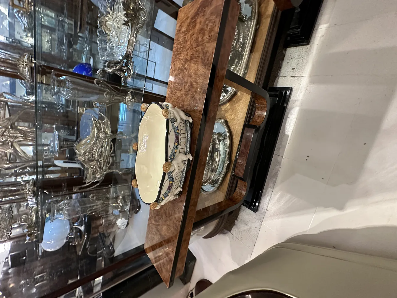 cerâmica antiga com padrões decorativos vibrantes, exibida em vitrine