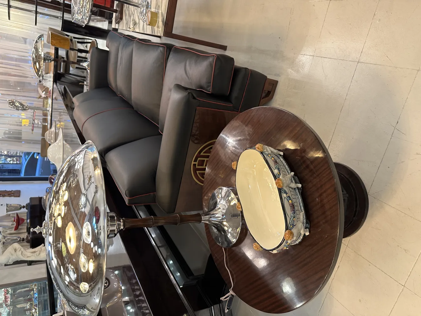 cerâmica decorativa antiga com detalhes coloridos e forma oval