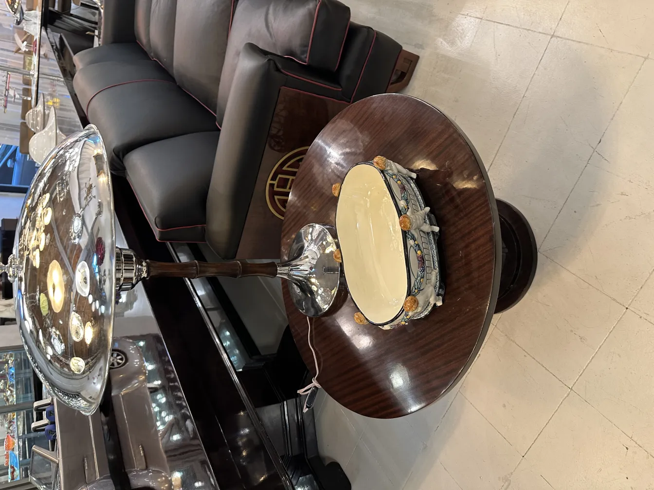 Antica ceramica decorativa su tavolo, ambiente elegante.