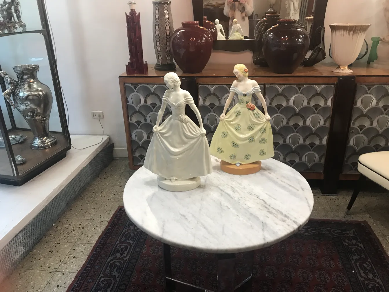 Zwei antike Boch-Keramikstatuen auf einem weißen Tisch.