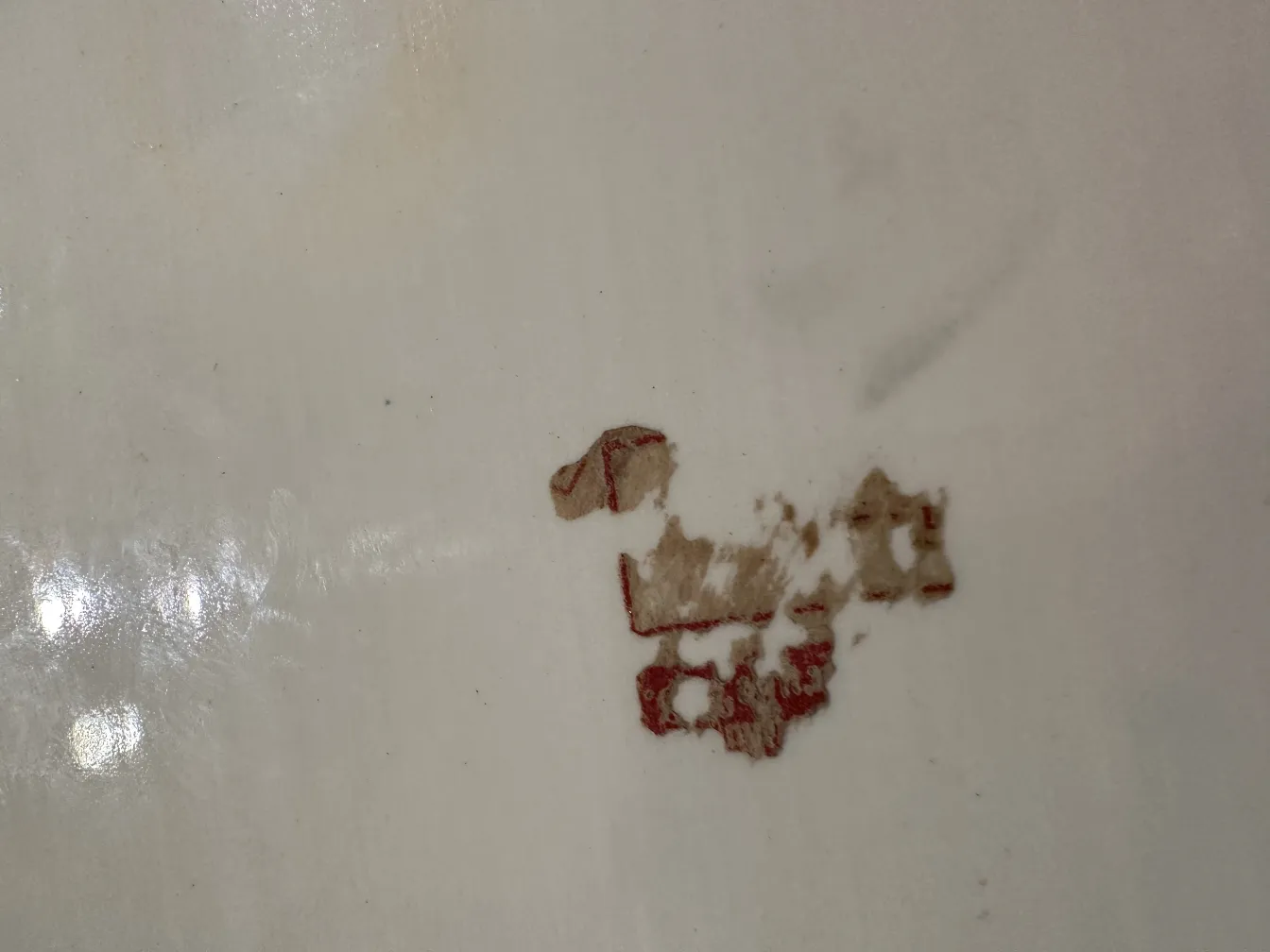 Antike Keramik mit Details der Karlsruher Majolika Manufaktur, unvollkommen und nostalgisch.