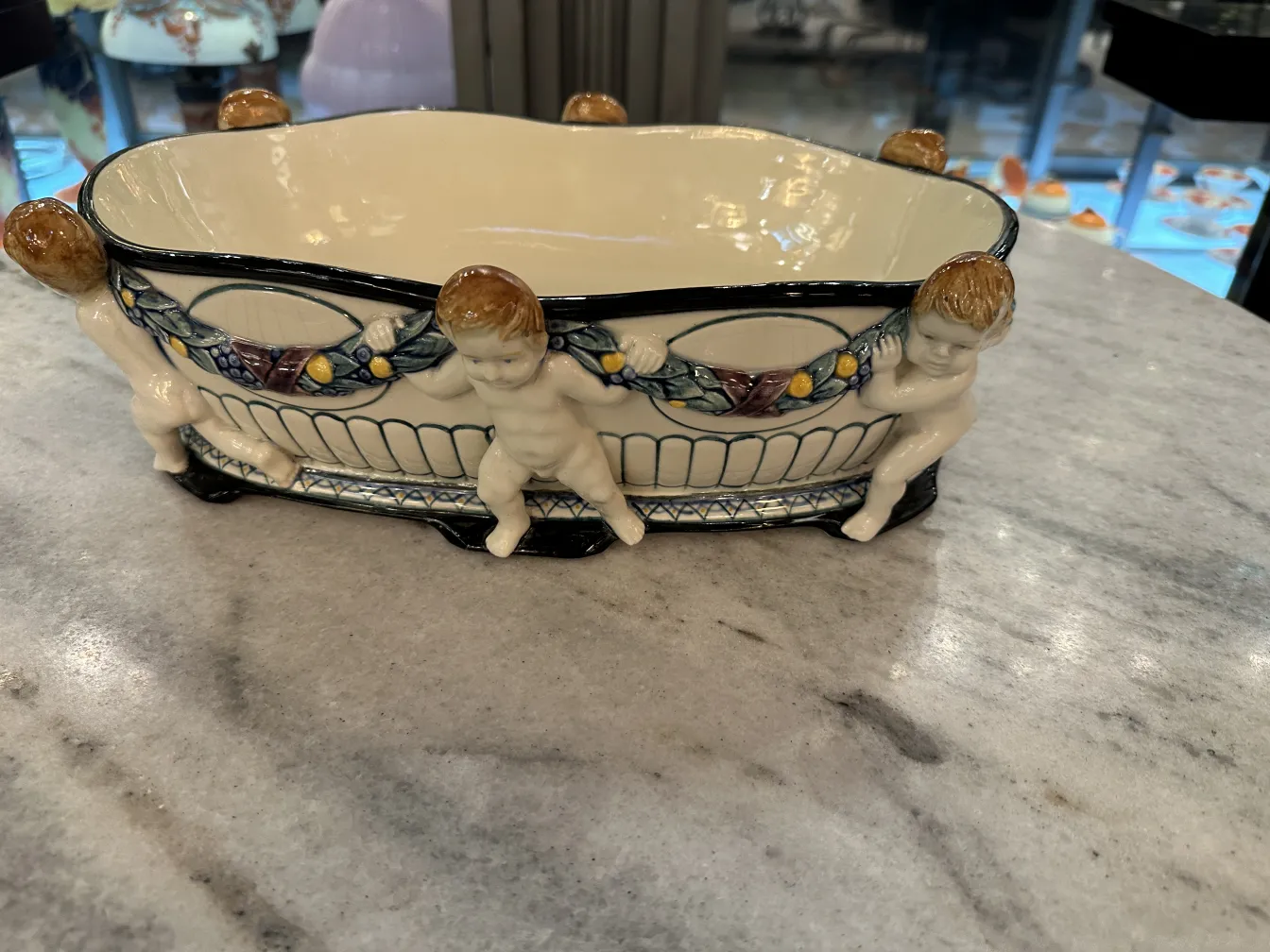 céramique ancienne décorative avec des enfants et des couleurs vives