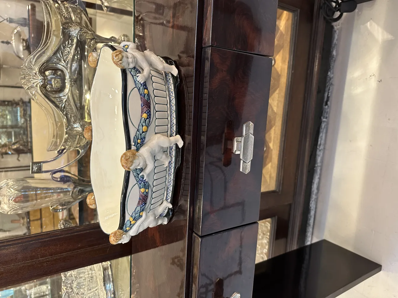 ancienne céramique blanche décorée avec des figures sur un fond élégant