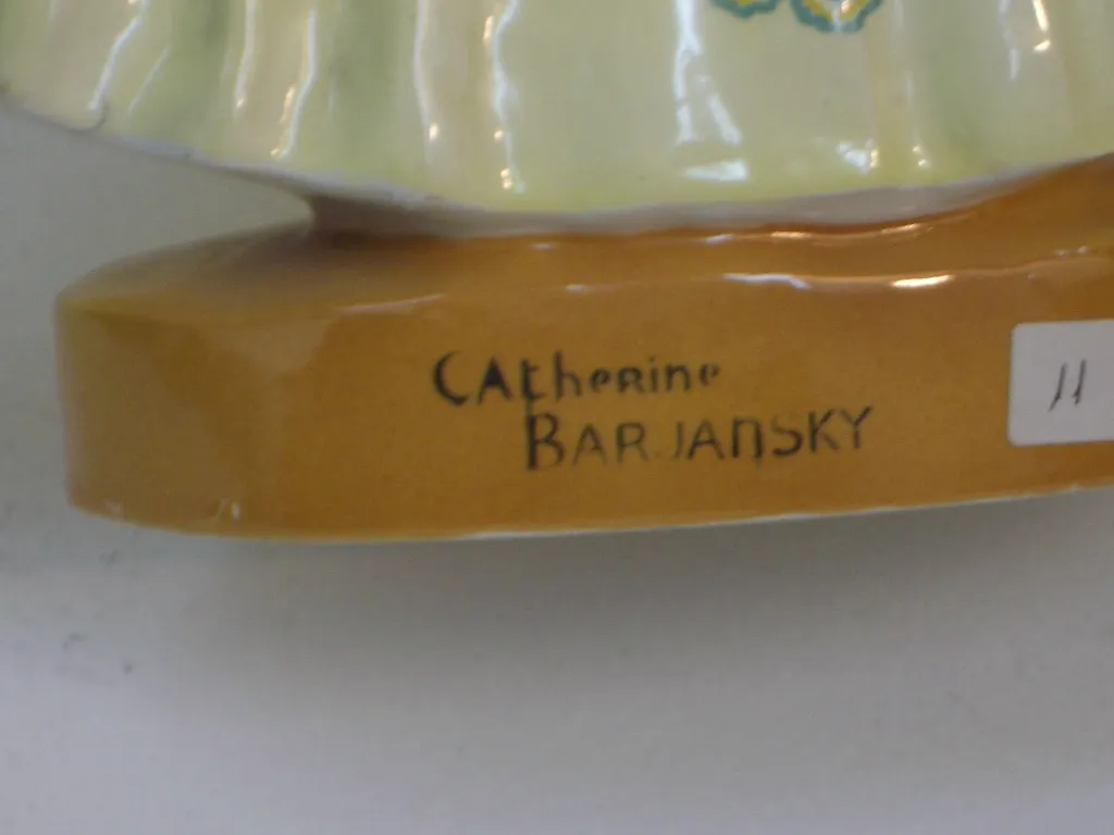 Ancienne céramique décorative avec signature à la base.