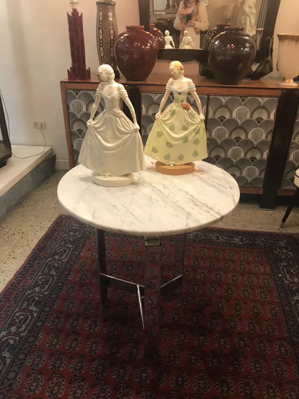 Figuras decorativas de cerâmica Boch em ambiente antigo