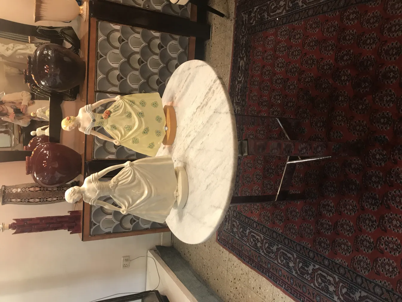 古董陶瓷雕像，色彩丰富的花卉设计