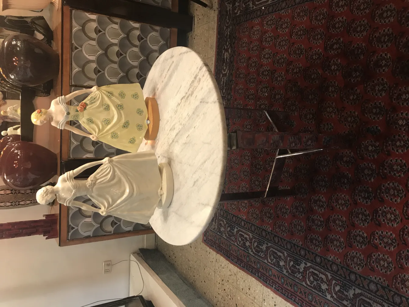 Estátuas de cerâmica antiga de mulheres em uma mesa