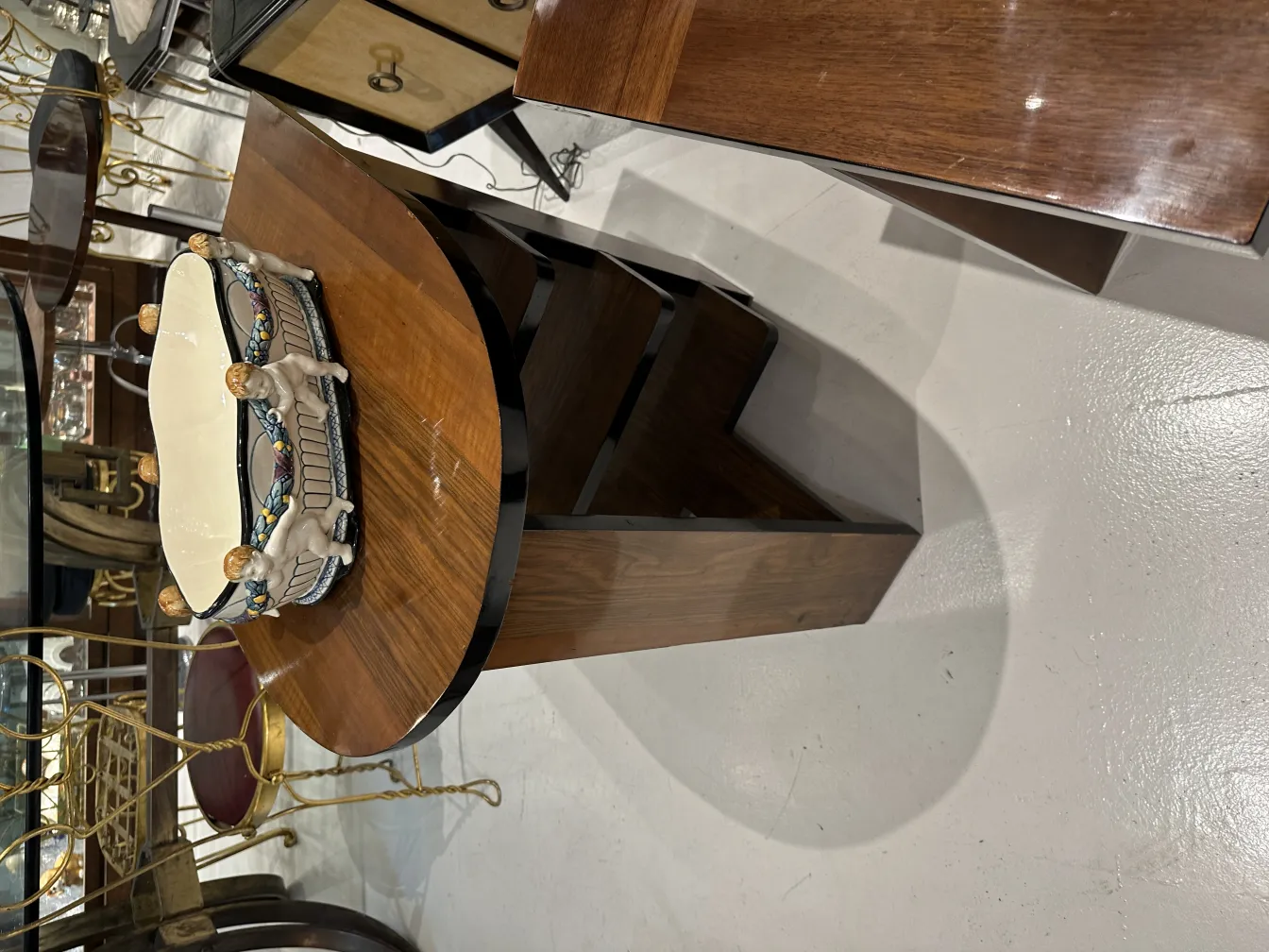 Céramique ancienne décorée avec des détails de lions, sur une table en bois.