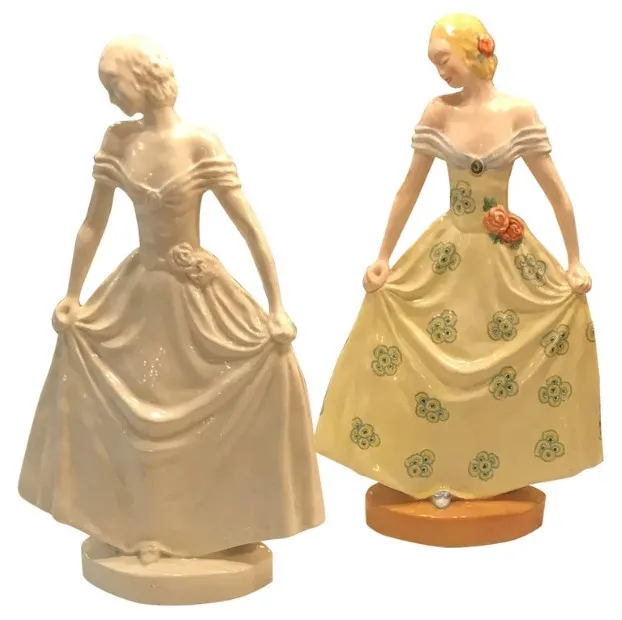 Figurines en céramique antiques de femmes en robes