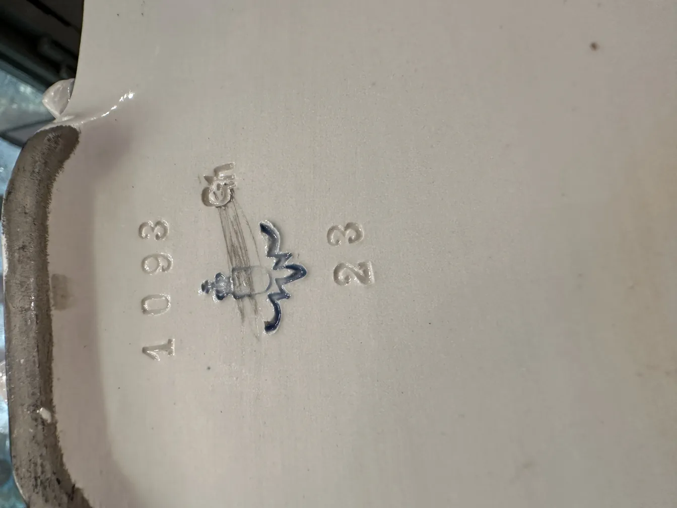 Antica ceramica decorativa con dettagli blu e bianchi, atmosfera vintage.