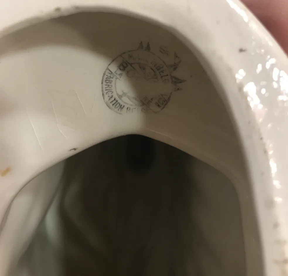 Dettaglio di ceramica antica con iscrizione visibile