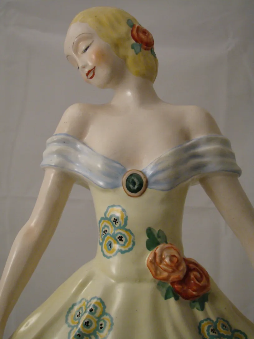 Figura antica di donna in ceramica con decorazioni floreali