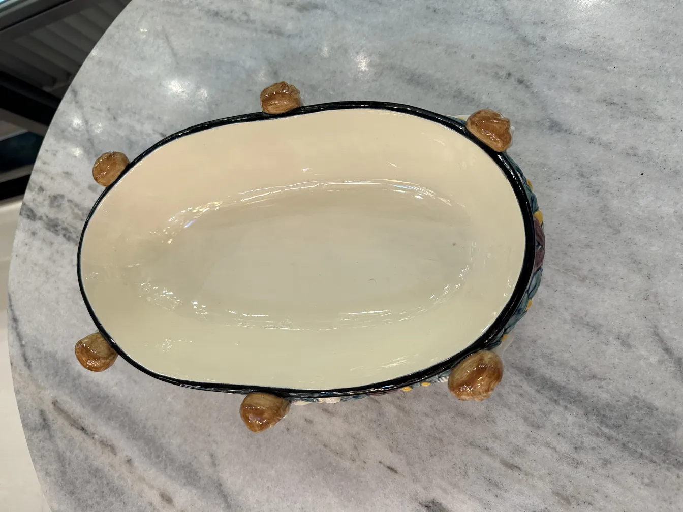 Ancienne céramique de Karlsruher Majolika Manufaktur avec des détails décoratifs et une forme ovale.
