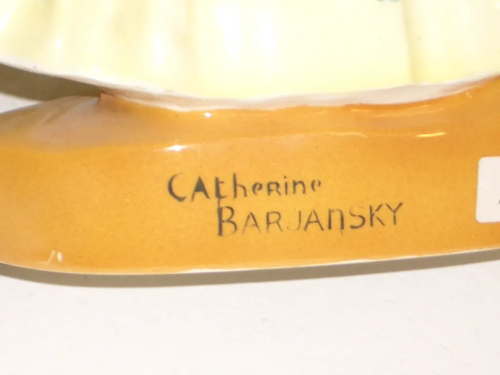 장인의 세부사항과 보이는 서명이 있는 고대 도예