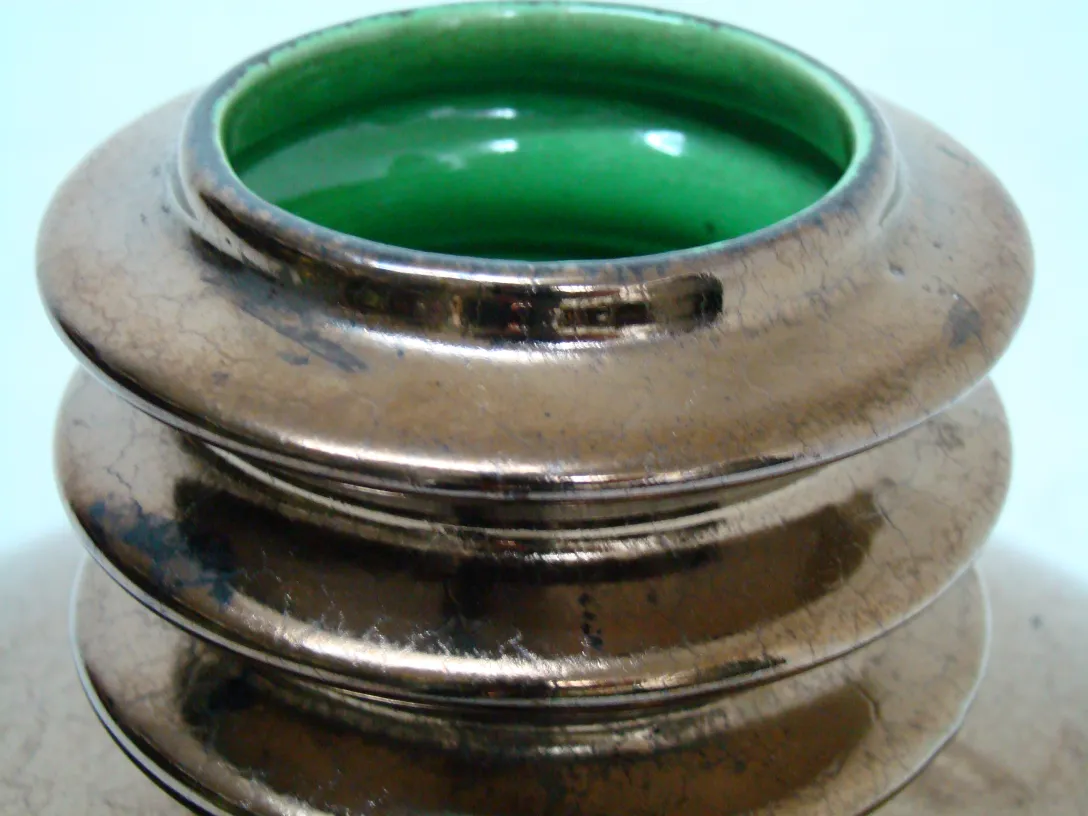 Jarre en céramique ancienne avec émail vert brillant
