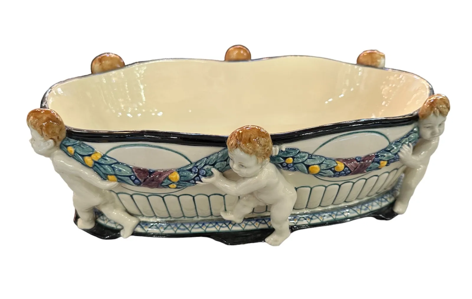 Antike Keramik mit Kinderfiguren, die eine Dekoration halten. Dekorative Atmosphäre, sanfte Farben