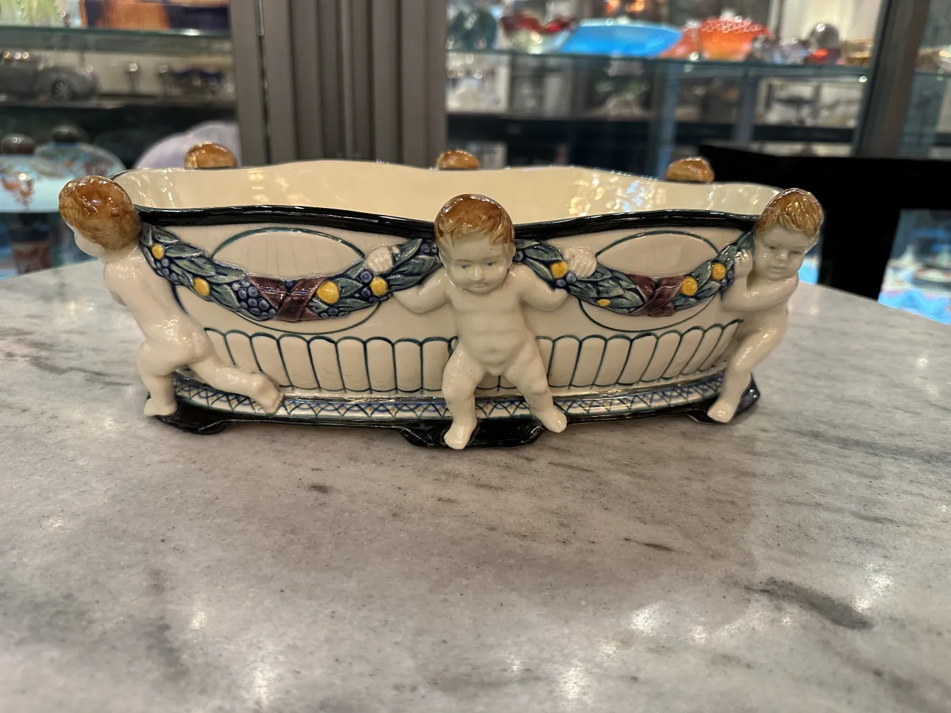 cerámica antigua decorada con figuras infantiles en los bordes