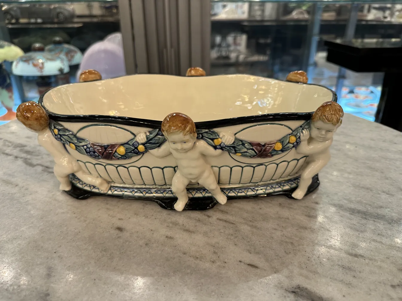 Ceramica antica decorativa con bambini, bordo colorato