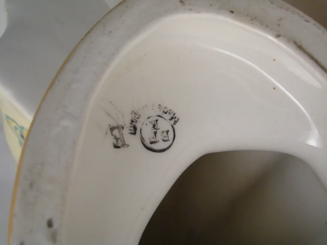 詳細な装飾と鮮やかな色合いの古い陶器。