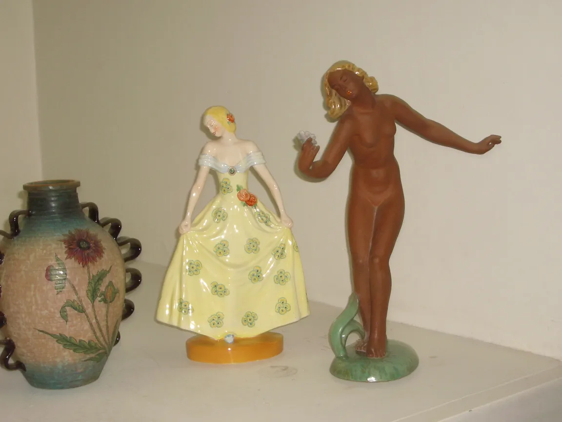 figura decorativa de cerâmica antiga com vestido amarelo e figura em pose