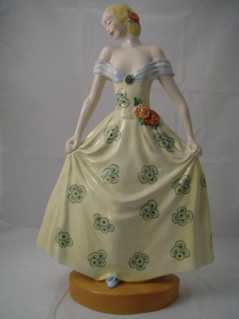 Figura antigua de cerámica Boch con detalles florales
