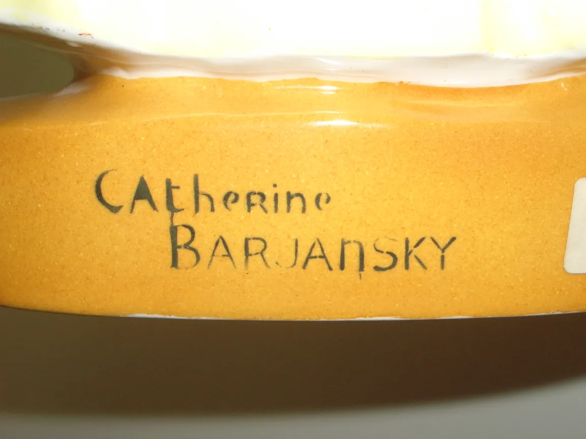 밑면에 서명이 있는 장식용 고대 도예, 따뜻한 색상과 독특한 디테일.