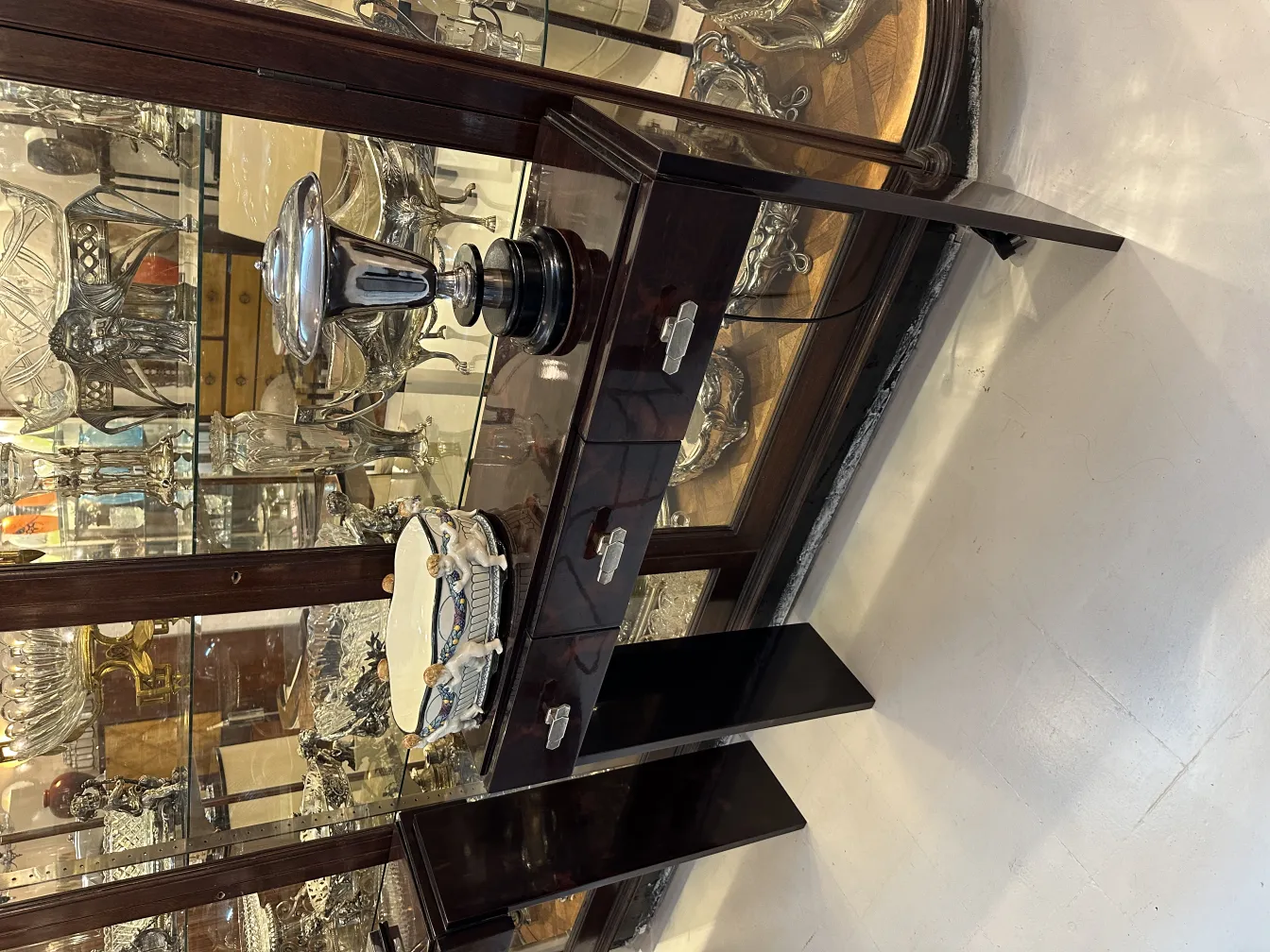 정교한 디테일의 고대 도자기 장식이 진열장에 있음