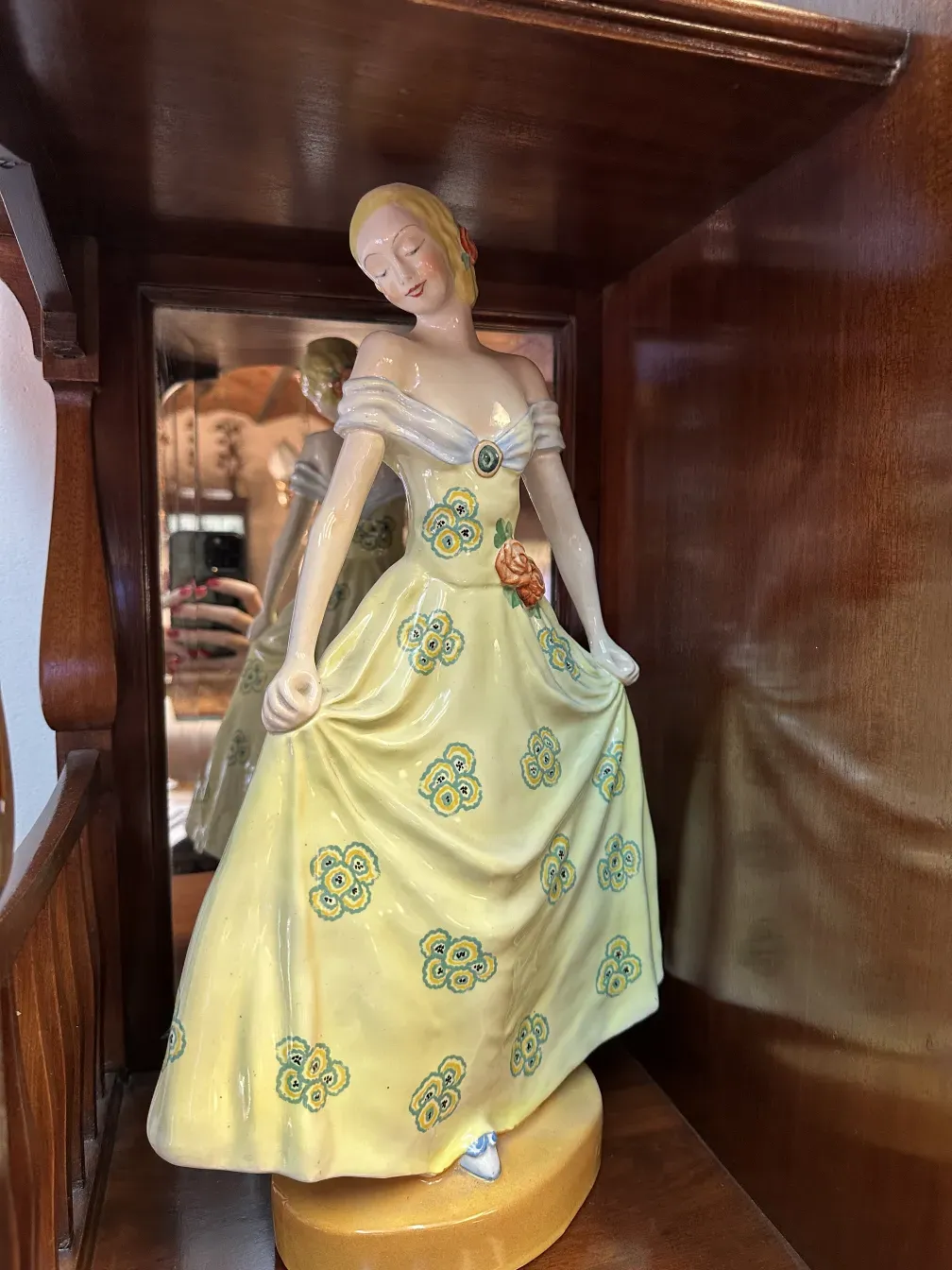 Figura ceramica antica Boch in abito giallo con fiori.