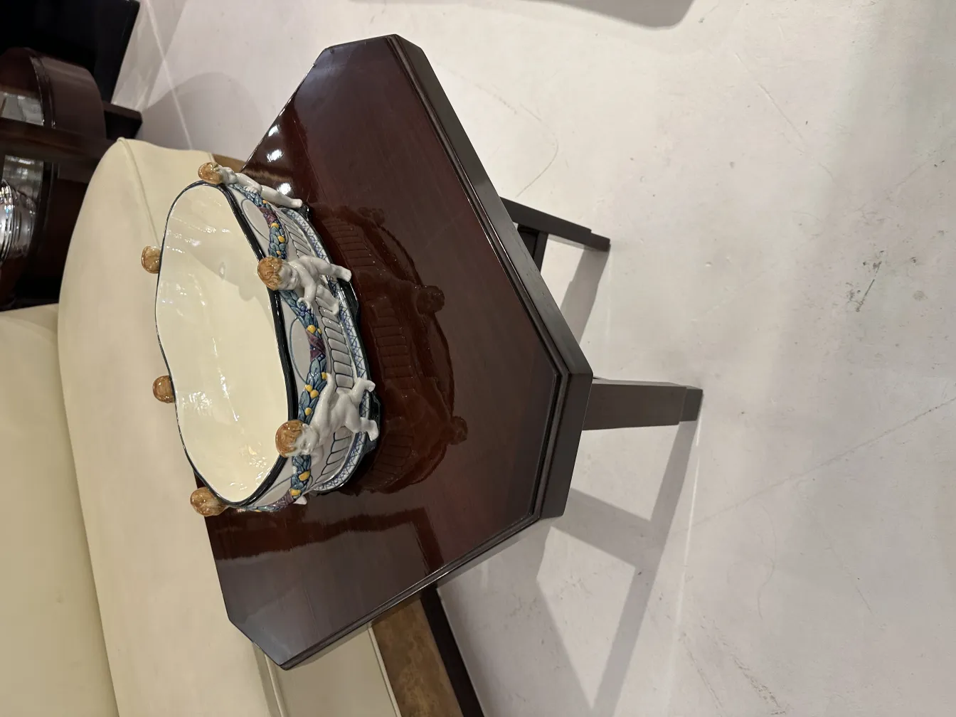 古董陶瓷顶部有生动的颜色和装饰人物，优雅的环境中