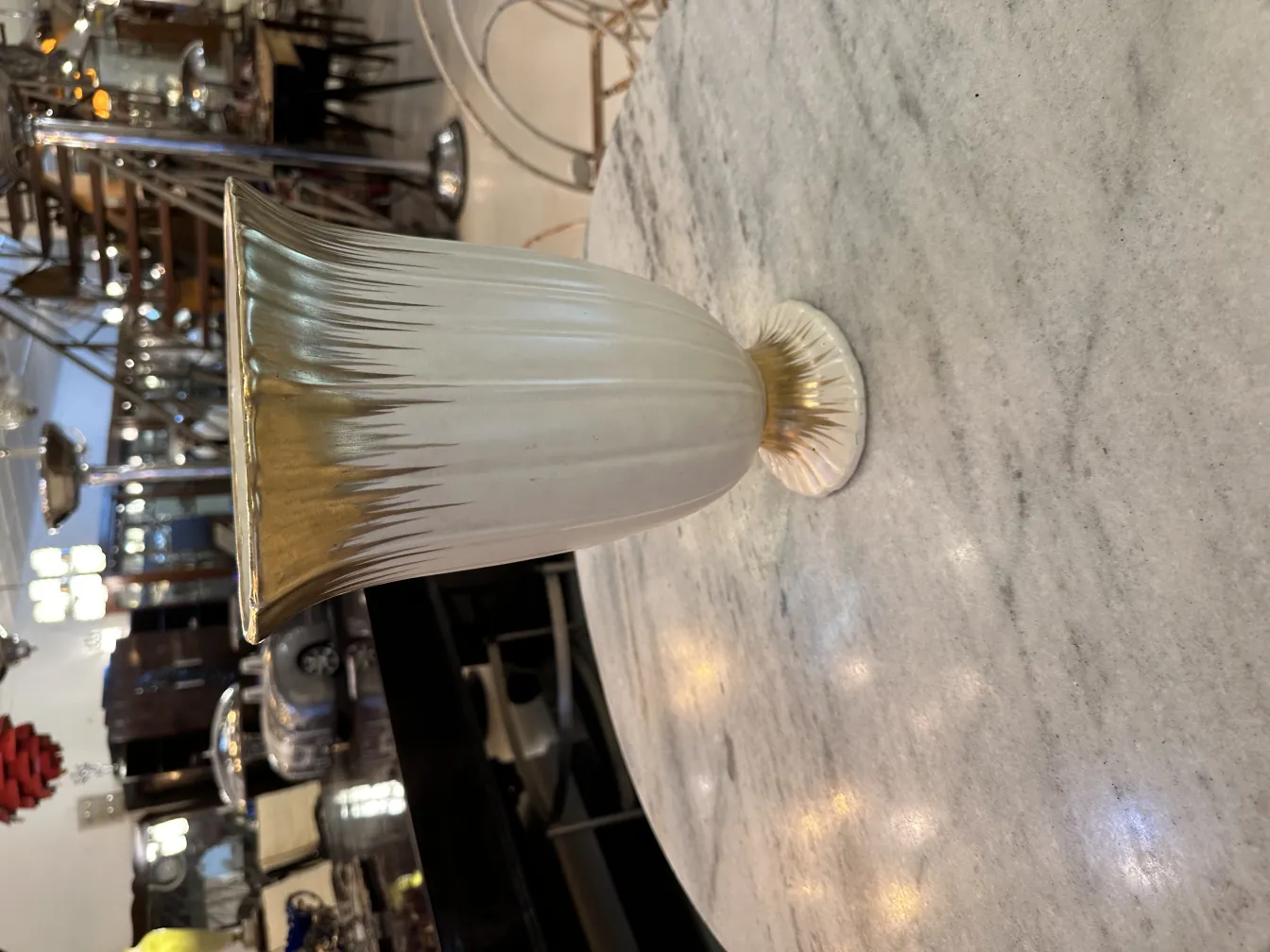 vase ancien en céramique avec des formes élégantes et des détails dorés