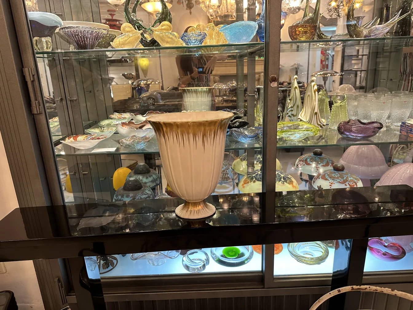 Vaso in ceramica antica Beswick con dettagli decorativi, circondato da altri ornamenti