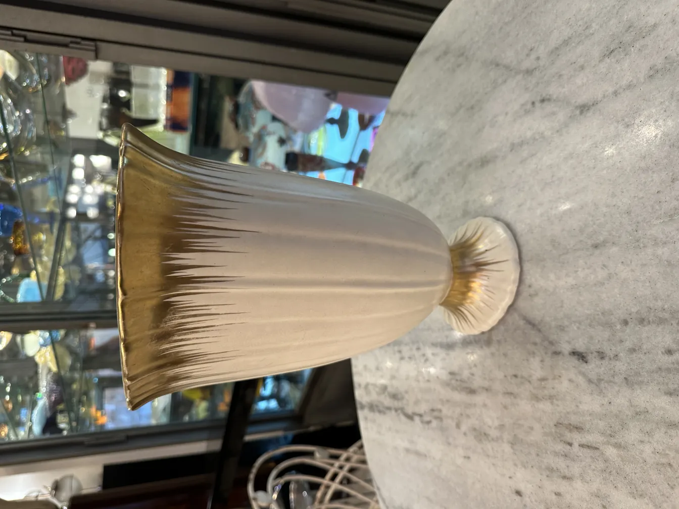 vase antico in ceramica decorativa con bordo dorato