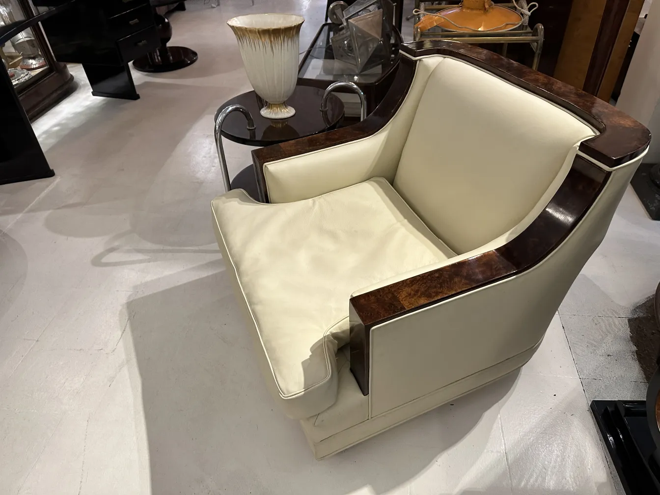 Silla con cerámica decorativa antigua en fondo moderno