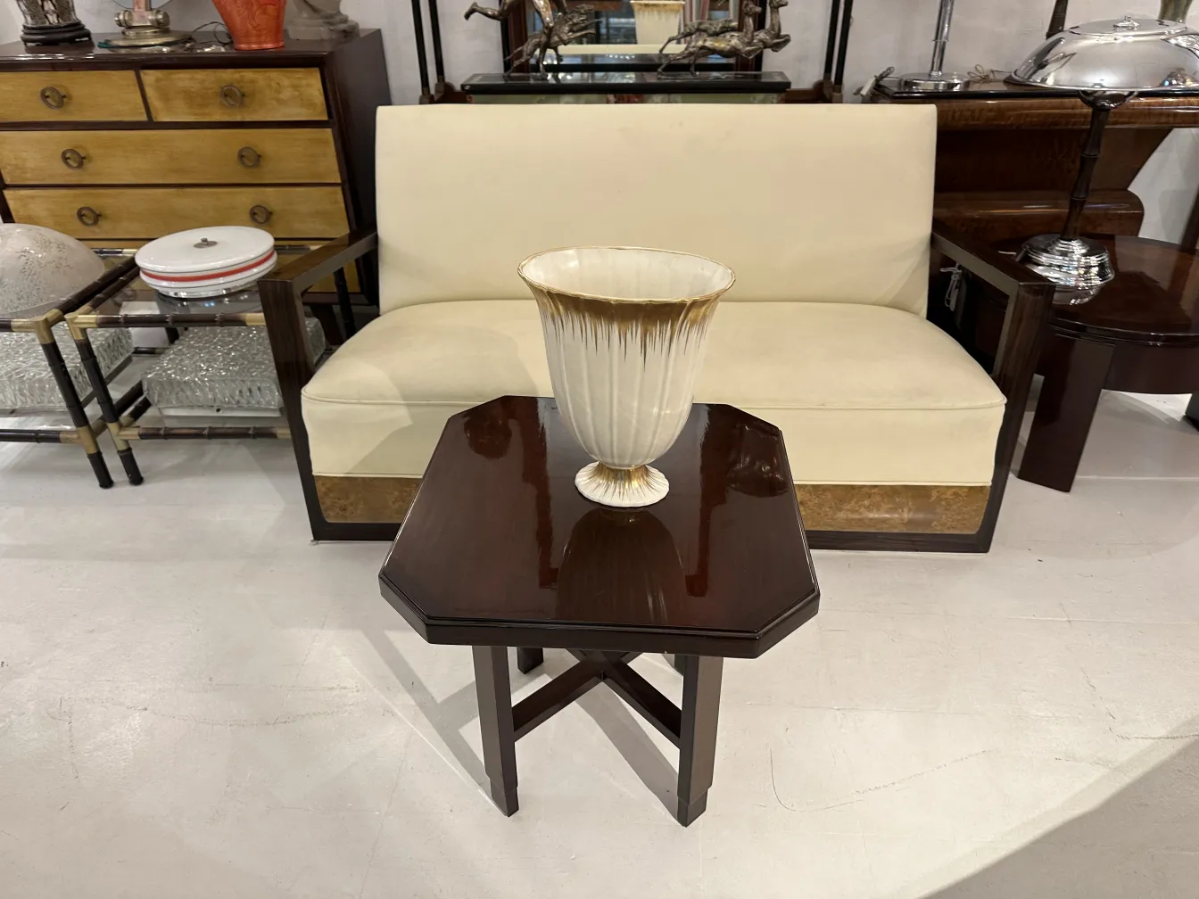 桌子上的古董装饰陶瓷花瓶