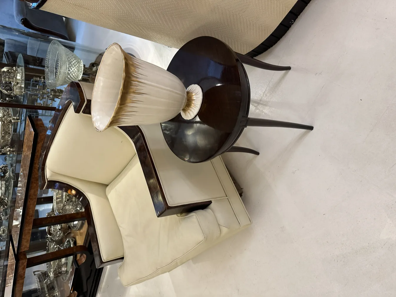 céramique ancienne avec motif décoratif clair