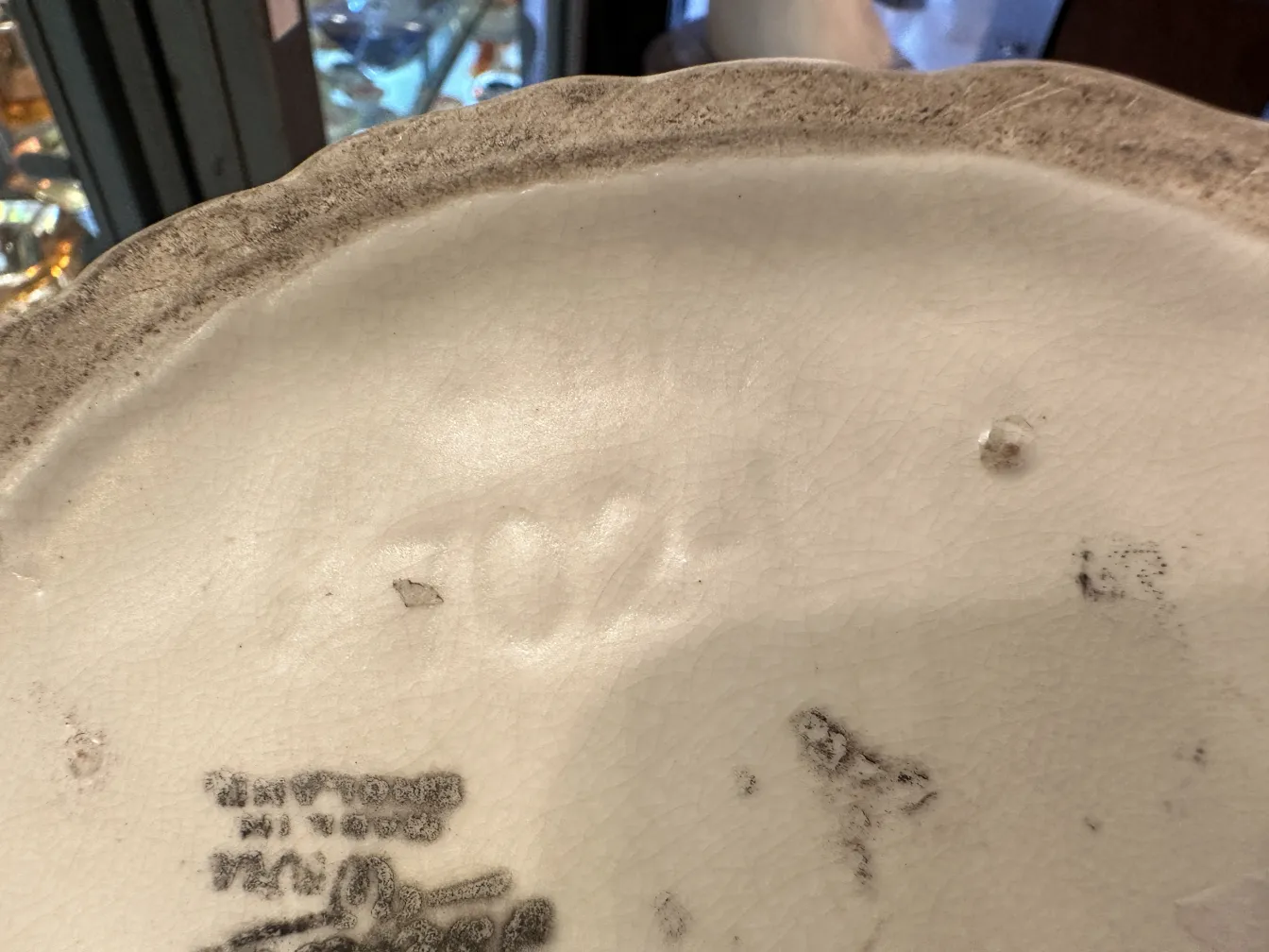 Vista del fondo di una ceramica antica con segni visibili