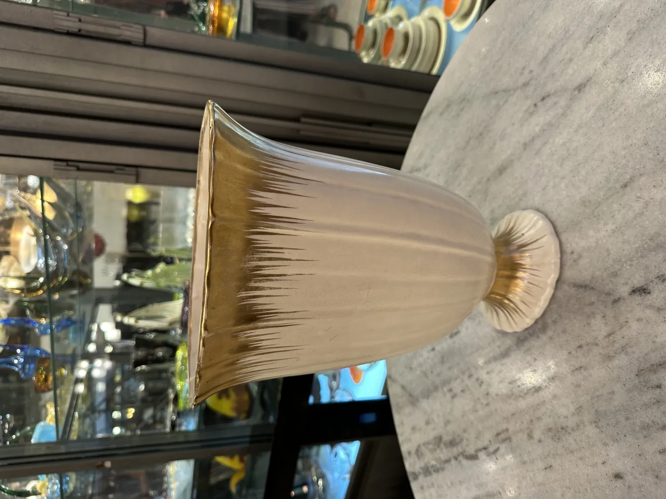 Antike dekorative Keramikvase mit goldfarbener Oberfläche