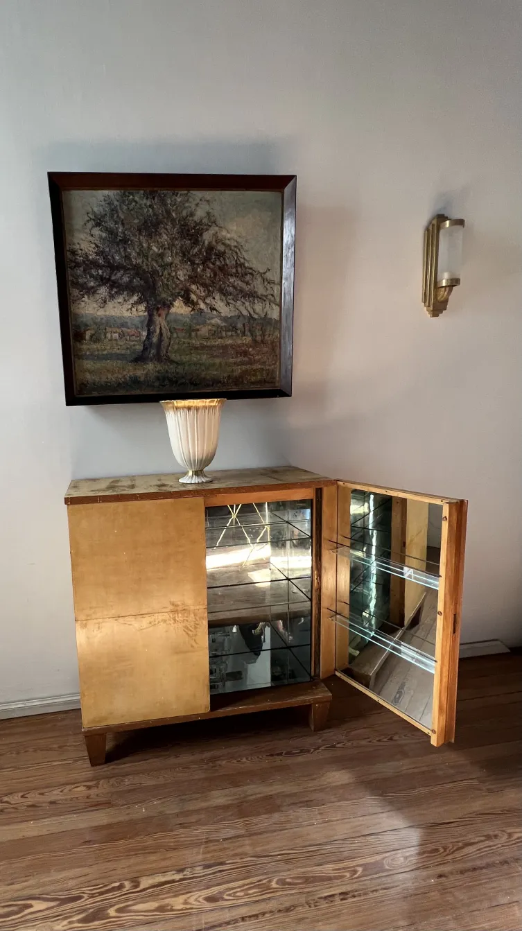 Antike dekorative Keramik in einem Vintage-Umfeld.