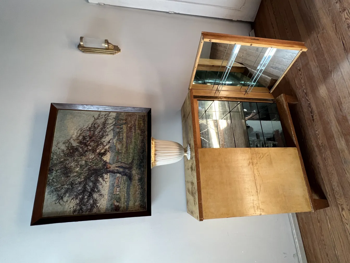 cerâmica decorativa antiga em fundo neutro