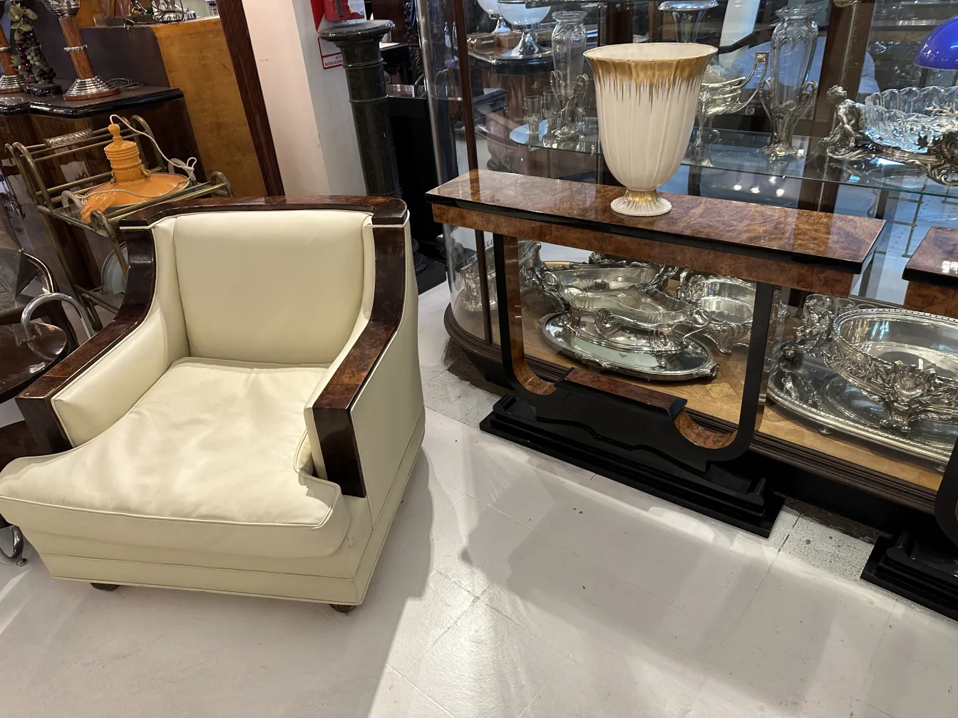 poltrona moderna con ceramica decorativa antica sullo sfondo