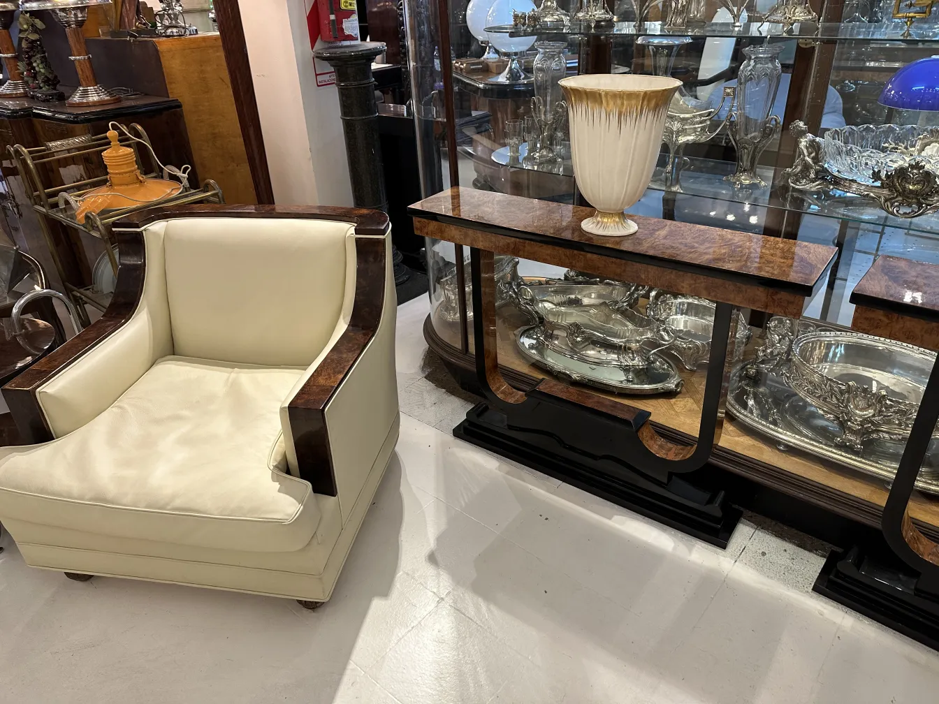 زهرية سيراميكية قديمة على رف، انعكاس الضوء