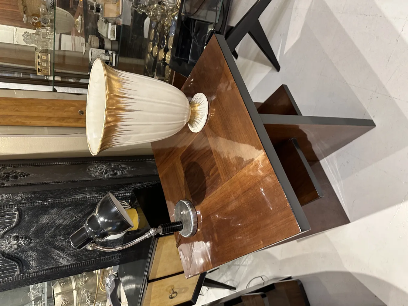 vase antique en céramique décorative avec des détails dorés