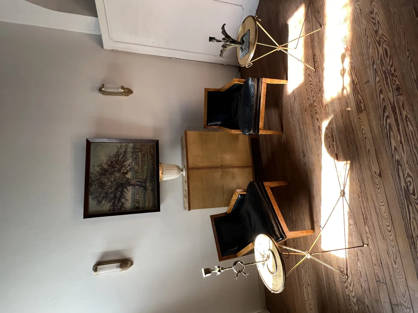 Peça de cerâmica antiga decorativa em ambiente aconchegante