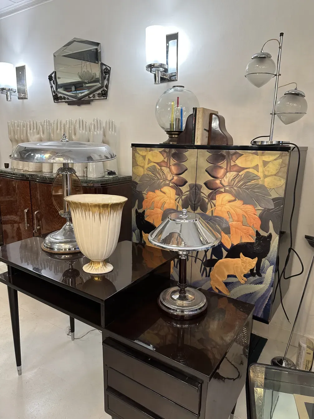 Antigua cerámica beswick con detalles decorativos en ambiente moderno