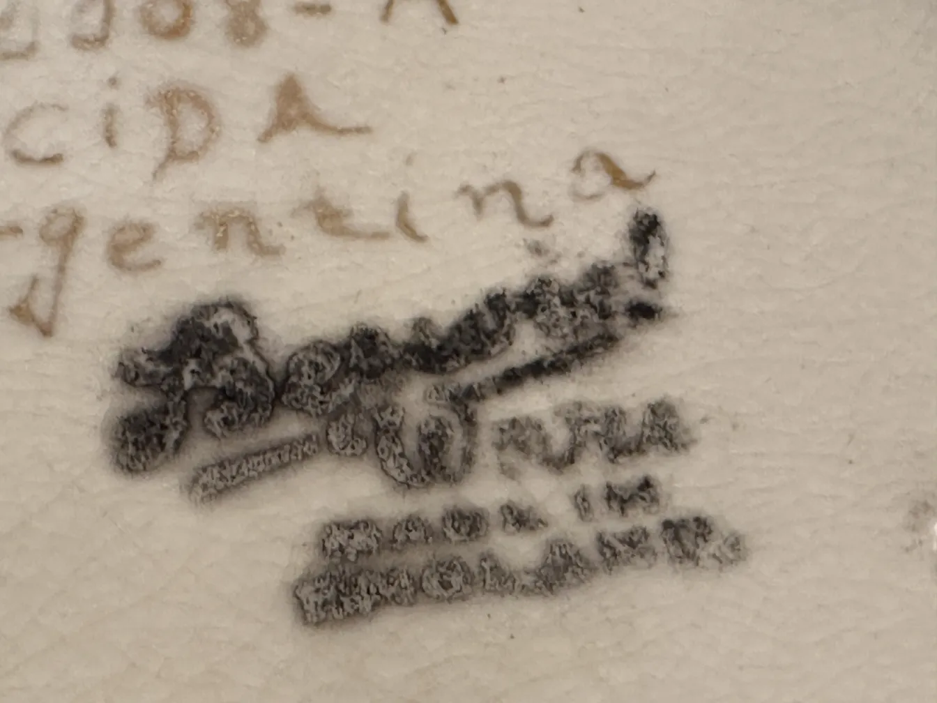 Antike Keramik mit ornamentalen Details aus Argentinien.