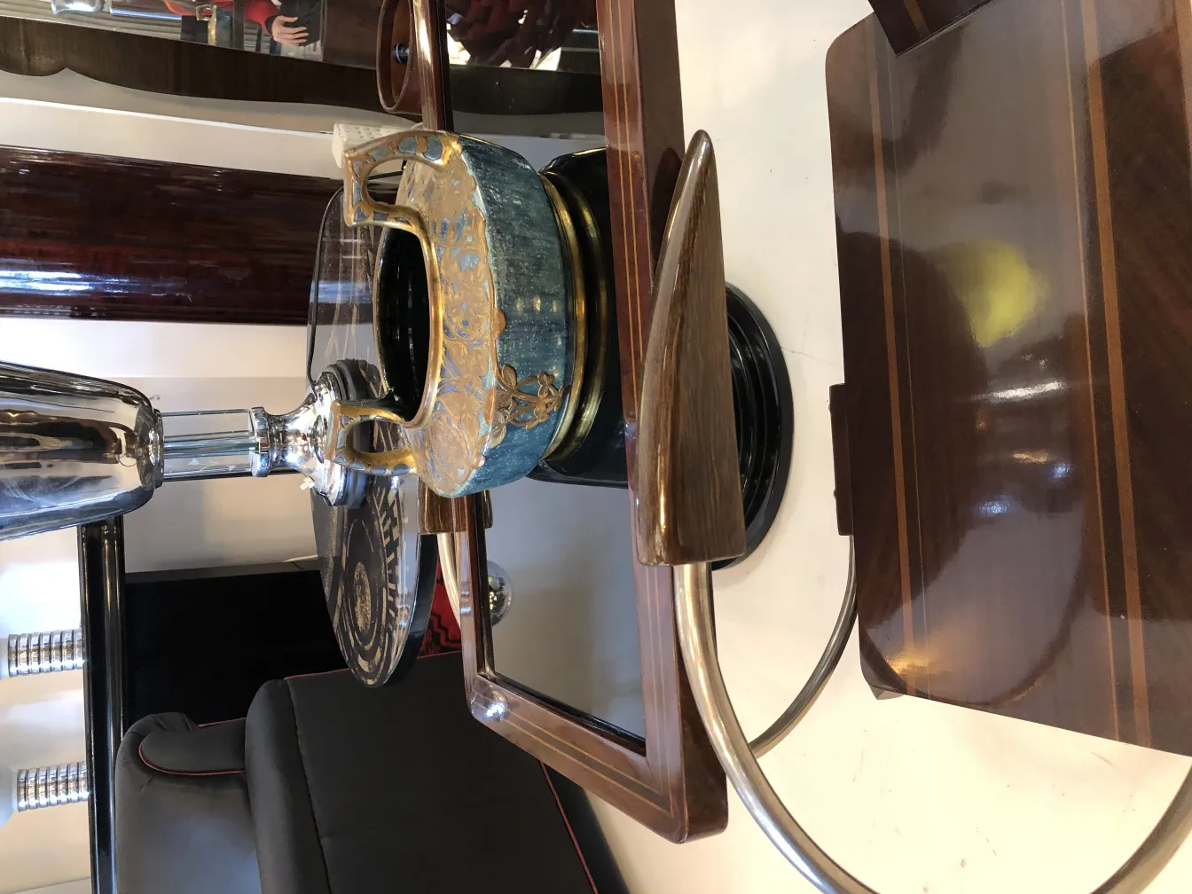 objet ancien en céramique avec des détails dorés et bleus sur une base noire