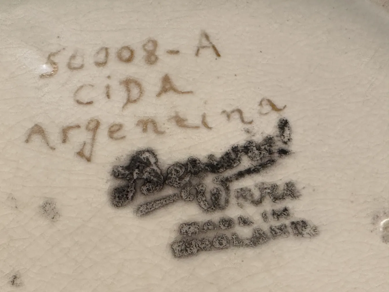 Antiga cerâmica argentina com inscrições na base.