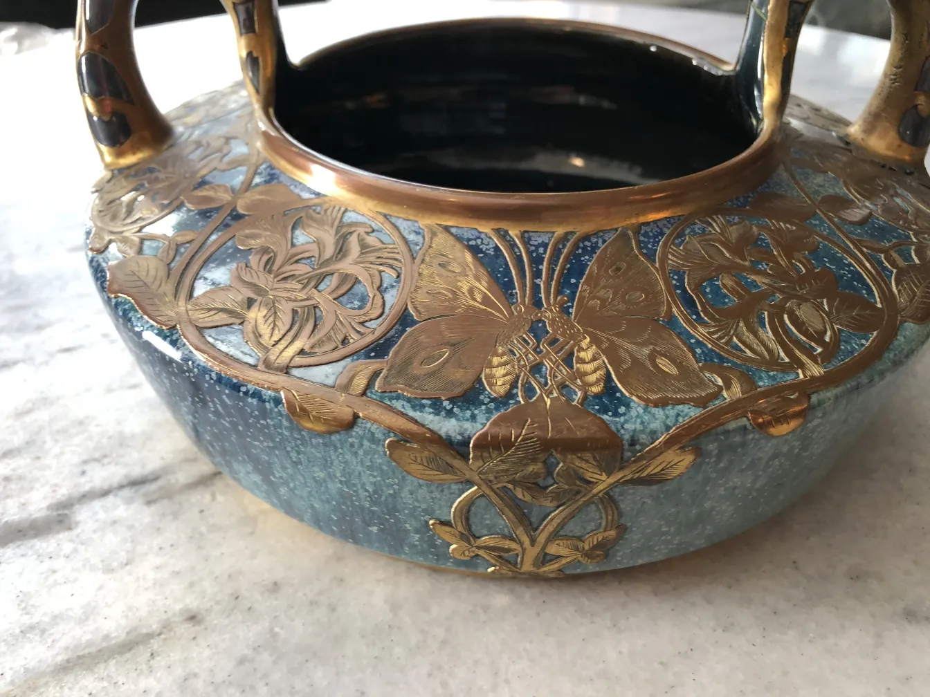 antike Keramik mit goldenen Griffen und floralem Muster