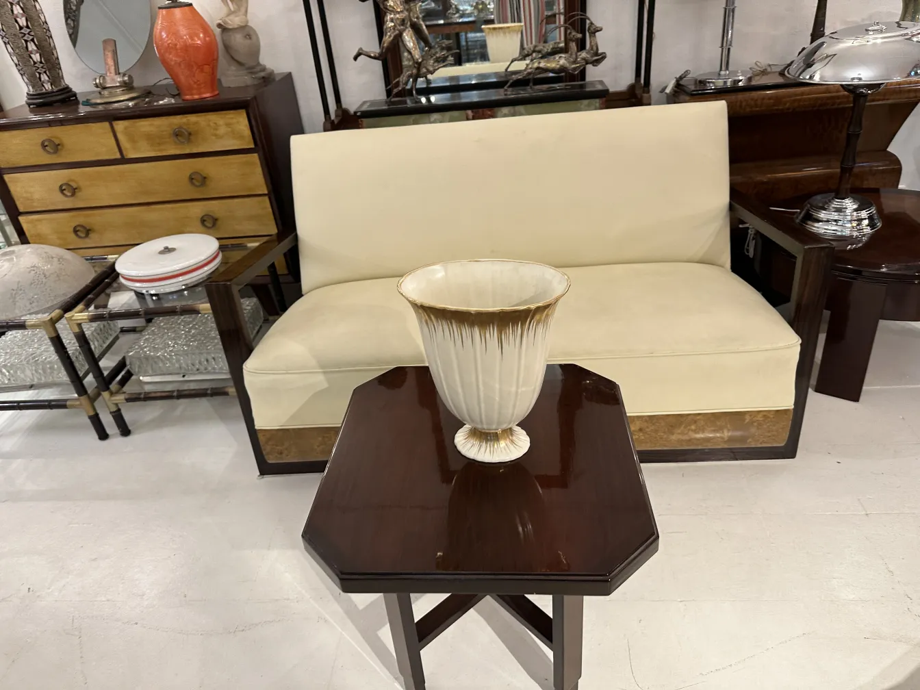 vassoio antico in ceramica con dettagli dorati, decorativo, su tavolo